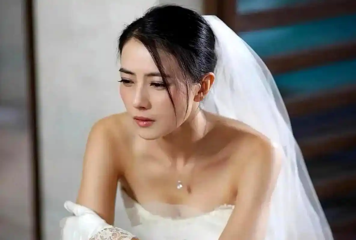 高圆圆穿着婚纱哭得撕心裂肺,出现在《单身男女》的剧照中.