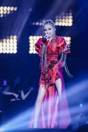 无惧众叛亲离,张韶涵演唱会造型百变超震撼