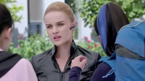 麻辣变形计教官为热巴他们准备好吃的热巴脱掉高跟鞋就开吃