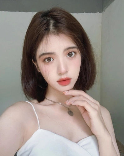 修饰头型的短发