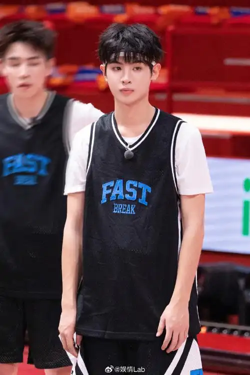 黄明昊横篮总决赛#  @jjjustin0219篮球场90酷飒运动照96帅气学长