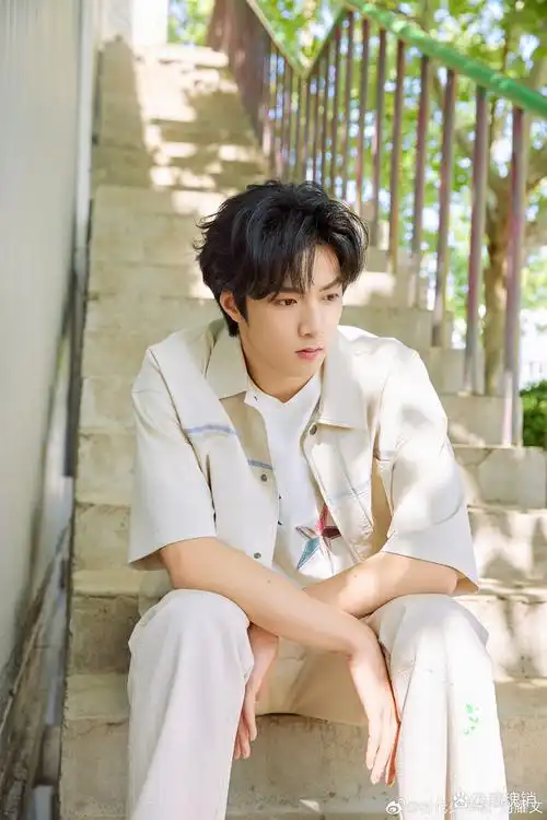 刘耀文今日份营业照片,一身白色休闲套装真的是太帅了,满满的少年感