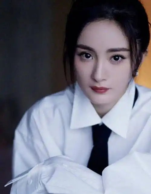 为了达成目标,杨幂的行程排满了工作日程,在各大