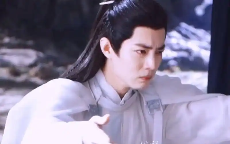 肖战玉骨遥白衣拿笛氛围感爆棚