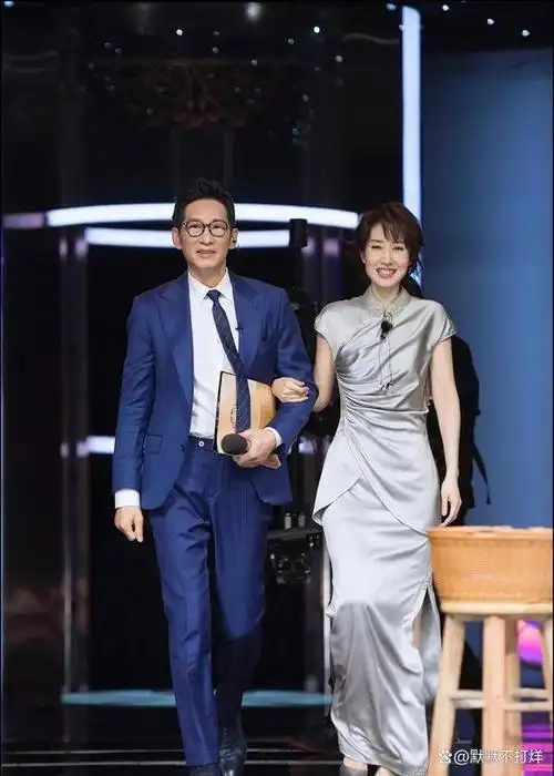 刘敏涛与王劲松牵手亮相,温婉大气与儒雅气质的一对