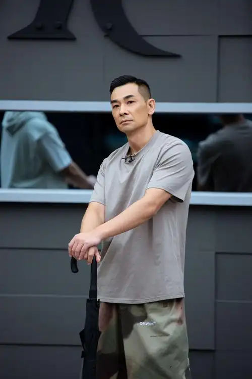 披荆斩棘的哥哥大湾区哥哥练习室显调皮心性赵文卓手拿雨伞挑战舞蹈