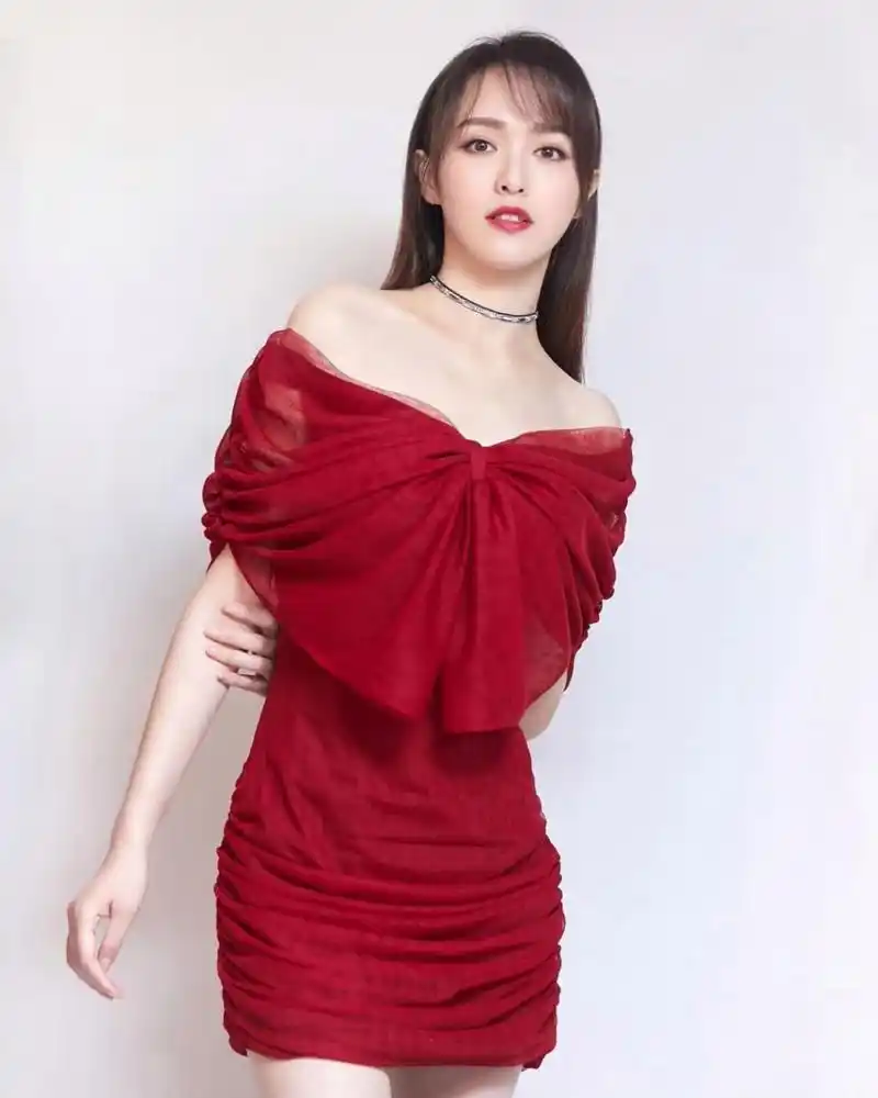 唐嫣# 一袭红色漏肩纱裙,清纯甜美的容颜,性感妖娆的身材,前凸后翘