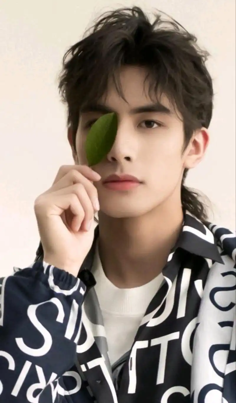 宋威龙六块腹肌惊艳曝光!难怪宋茜痴心不已!