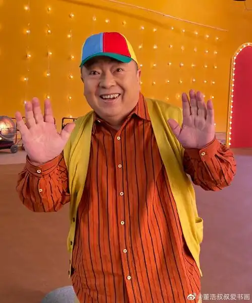 2021年董浩穿起与曾经《大风车》栏目有关的服装,他在社交平台发文"爷