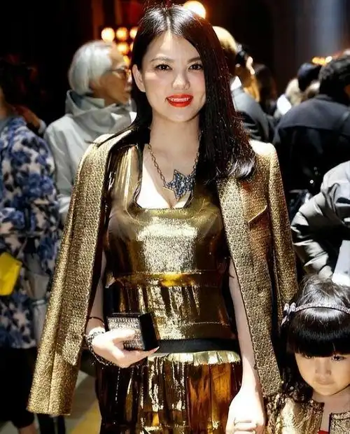 李湘生活近况曝光!穿带钻睡衣,用镶金茶杯,网友:哪来的钱?