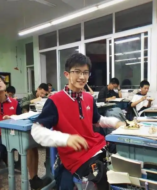 考清华建筑系或同济声音温柔学生会长文学社社长高二学霸四川宜宾三中