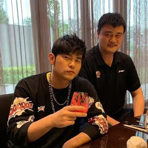蹭完猛龙热度又来蹭姚明周杰伦这波什么水平
