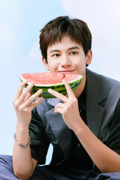 胡先煦晒学士服毕业照##胡先煦发文庆祝自己毕业