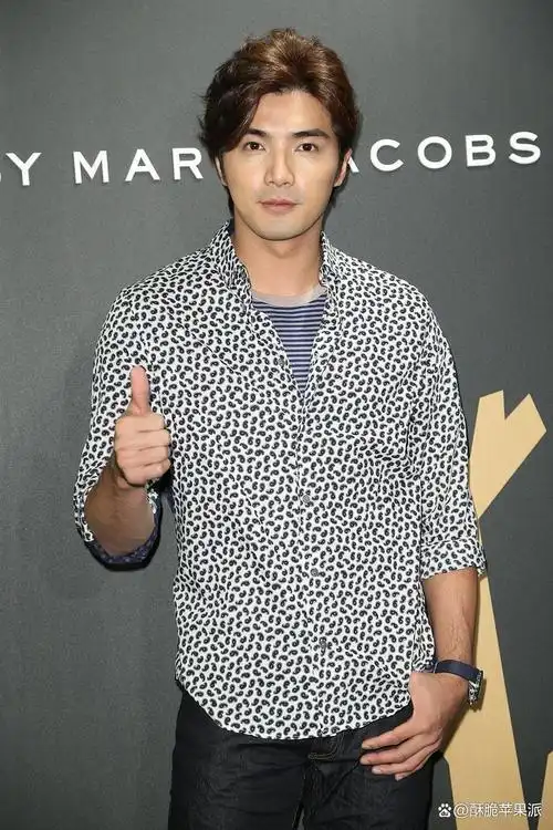 41岁贺军翔性侵风波后露面,两套房贷压力大,苍老太多急于复出