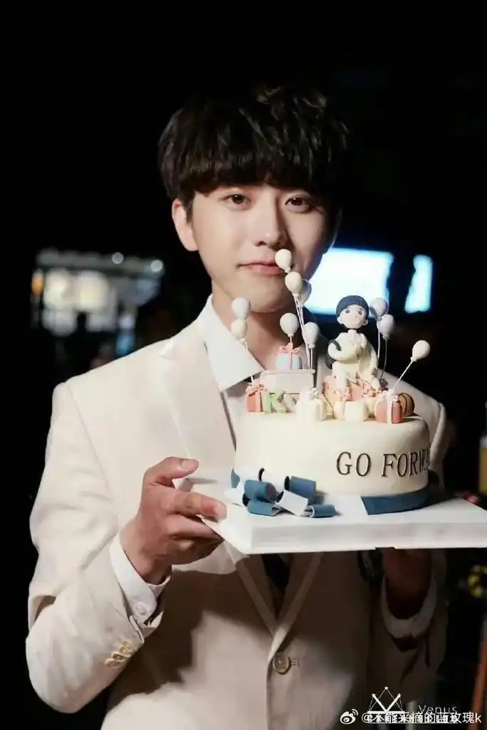 坤坤生日快乐呀,一直快乐.小in我真的哭死 "永远有人爱你, - 抖音