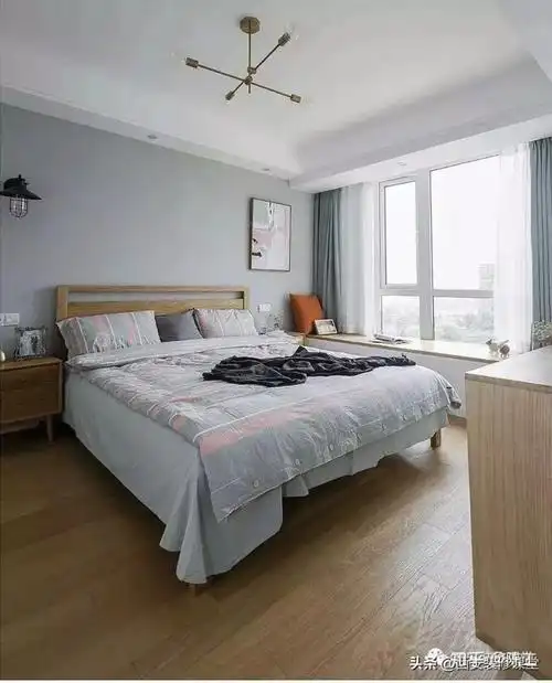 如果要强调墙面的凸起部分违反风景,可以选择显眼的颜色和图案,而墙面