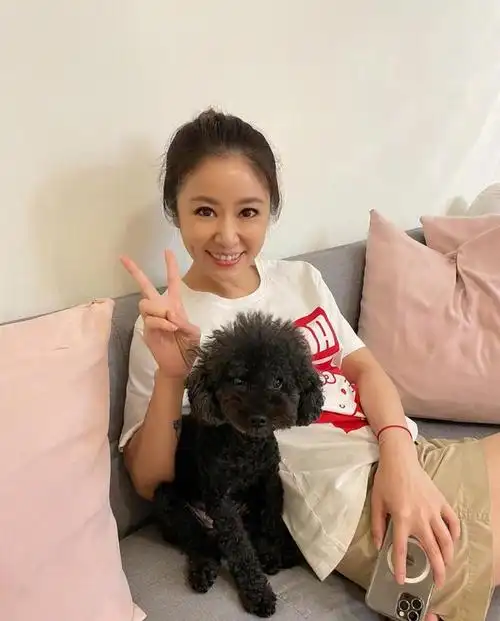 48岁林心如太少女心!穿衣减龄晒生活,却被胳膊上"花纹"抢镜