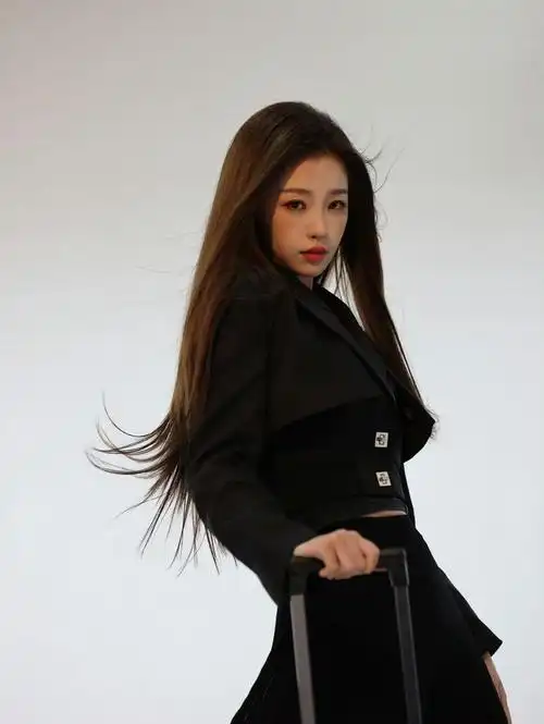 虞书欣最新花絮照全黑造型77黑长直发酷飒十足