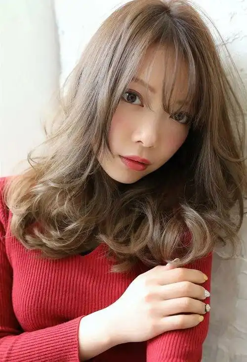 2020女长发烫发发型图片 一见倾心的女生卷头发