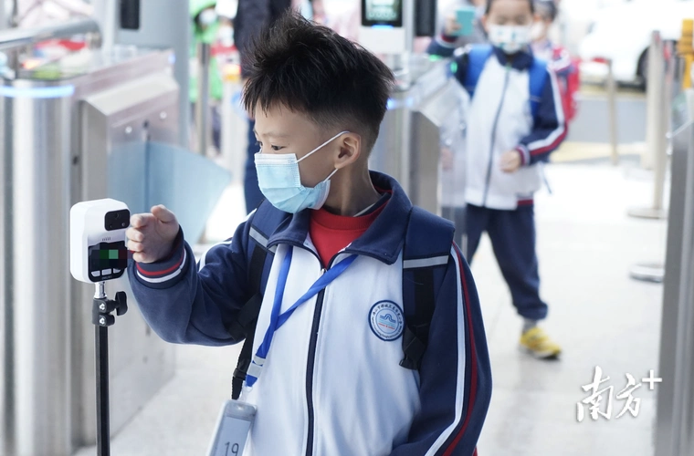 禅城区东华里小学学生戴口罩测温.南方日报记者  戴嘉信 摄