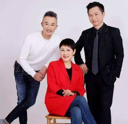 48岁主持人程雷头发花白,竟是患家族遗传病,与小18岁妻子似父女