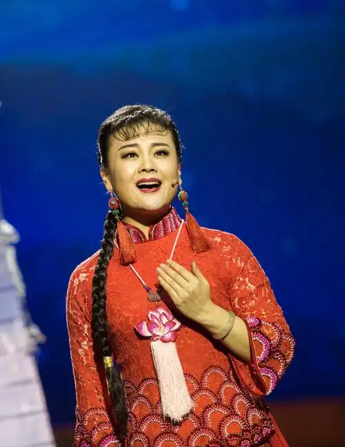 data-id="gnbr8tbo91">许海霞,女,出生于山西民歌之乡河曲,青年歌唱家