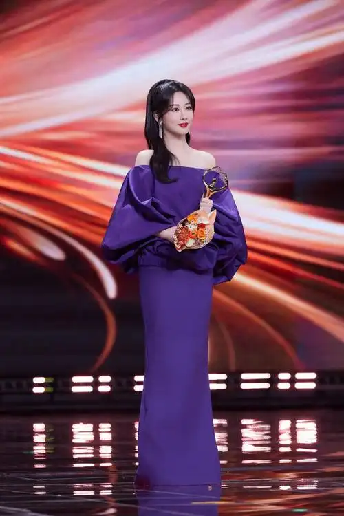 杨紫微博之夜身穿紫色长裙获得两项大奖称新的一年继续努力