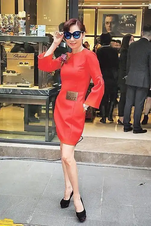 58岁的邝美云状态真好穿黑色西装配蛇皮包贵妇气质谁不爱