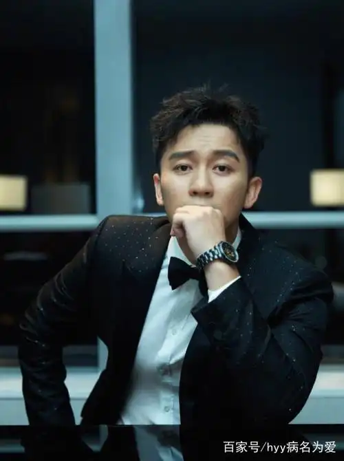 穿上西装的李晨还挺帅,成功演绎了大叔魅力