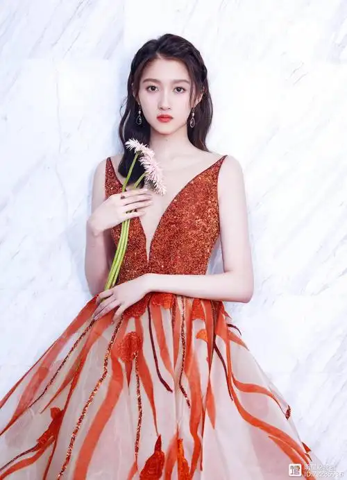 金鸡奖后关晓彤采访谈综艺被粉丝批评晒出健身照配文回应