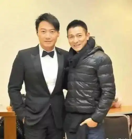 刘德华和谁合影都一脸微笑唯独和图4网友完全不顾形象