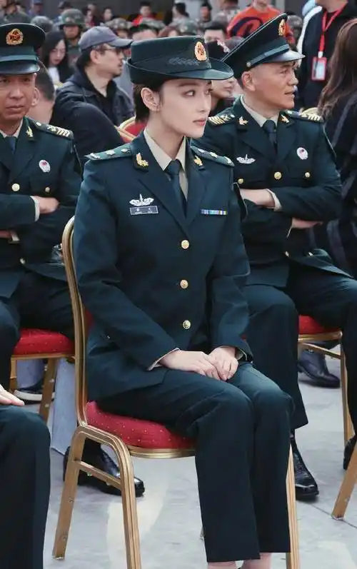 看来张馨予是深受丈夫的熏陶,穿上一身军装后,身姿也是非常挺拔,坐有