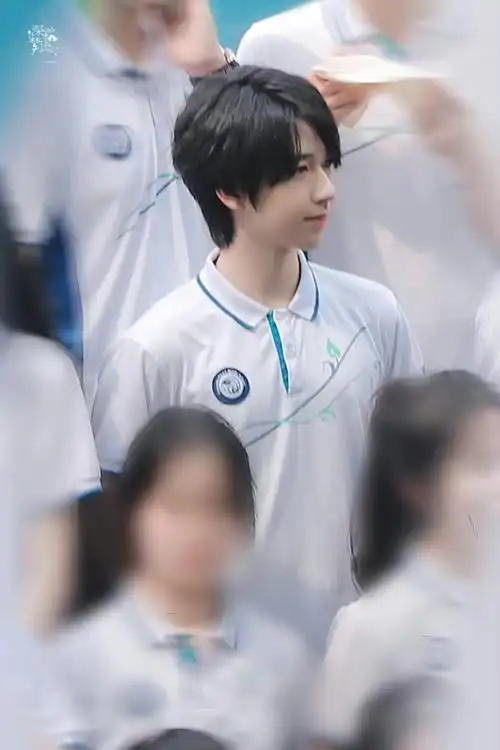 贺峻霖和校园剧的适配度#贺峻霖拍毕业照啦～身穿校服青春活力的少年