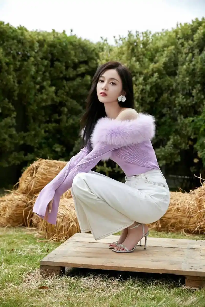 吴宣仪:银色一字带高跟凉鞋