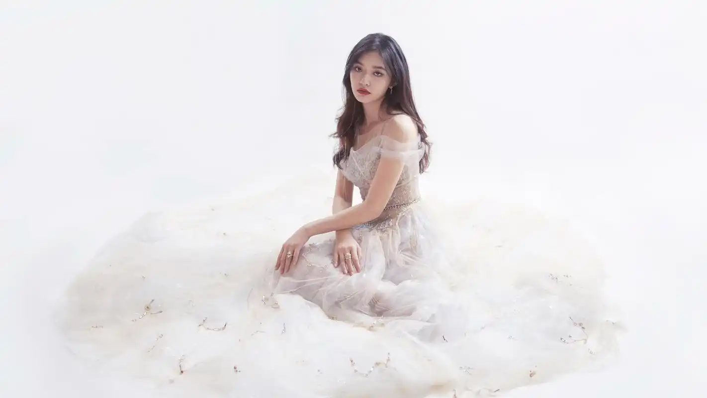 林允身穿the atelier 2020春夏系列纱裙,即将亮相2019bazaar明星慈善