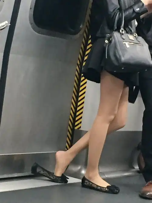 喜欢闻漂亮女人鞋内气味算变态吗