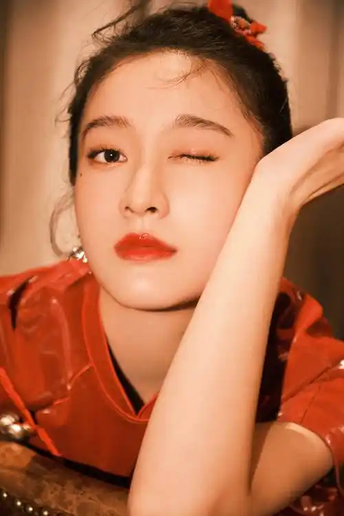 张雪迎穿红裙化身国风美少女 盘发泪痣清新又俏皮