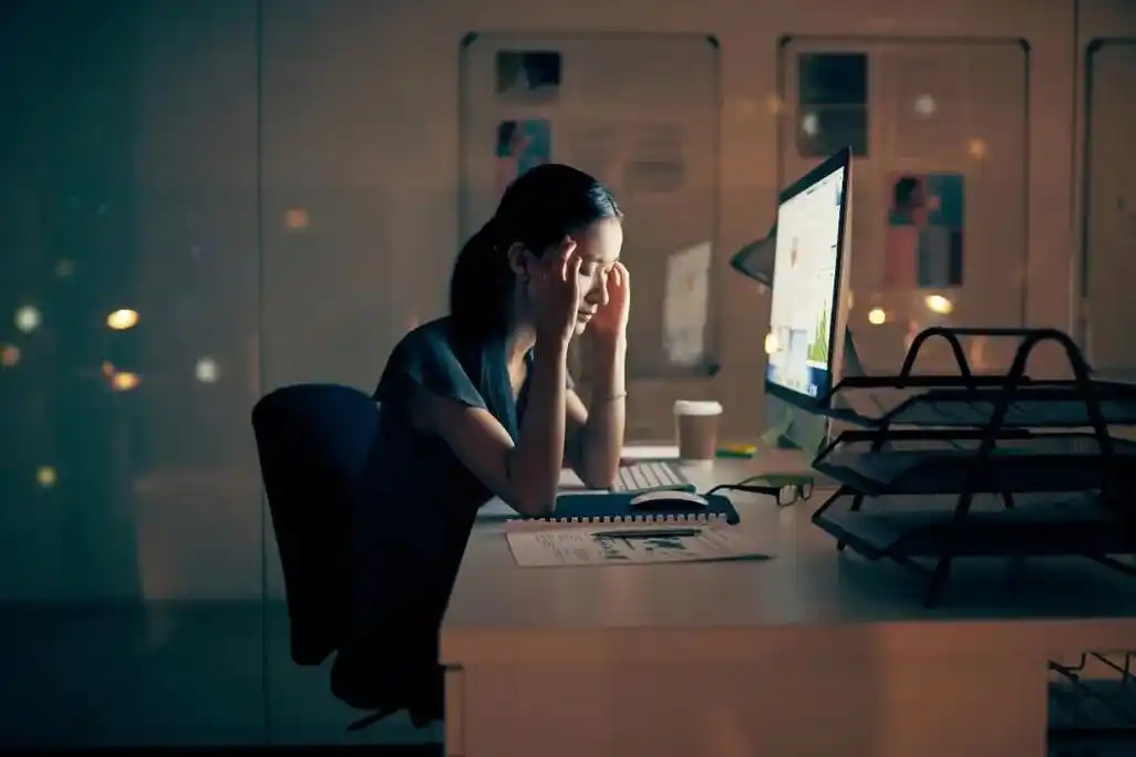 痛心22岁女孩连续熬夜加班猝死有这些征兆要当心