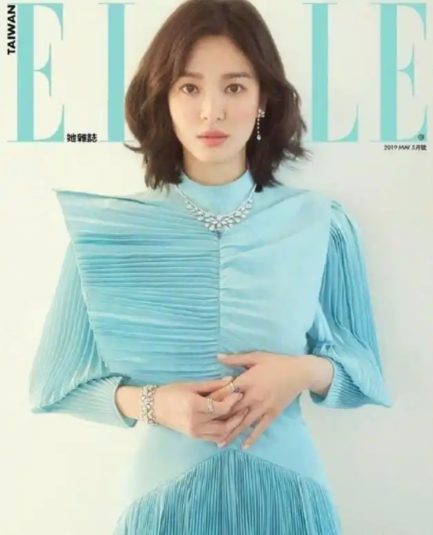 宋慧乔拍摄时尚大片离婚后风格愈发百变浓妆卷发解锁时尚造型