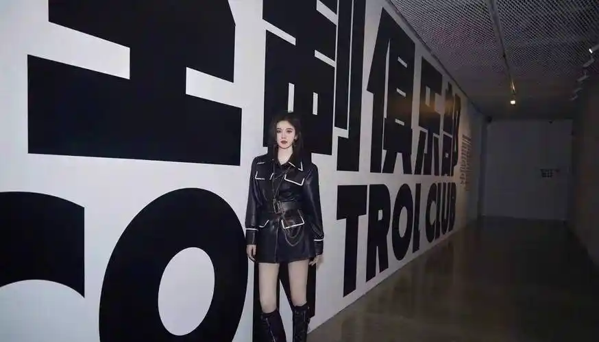 体现不出身材曲线,鞠婧祎利用腰带解决这个弊端,同样黑色的腰带和黑色