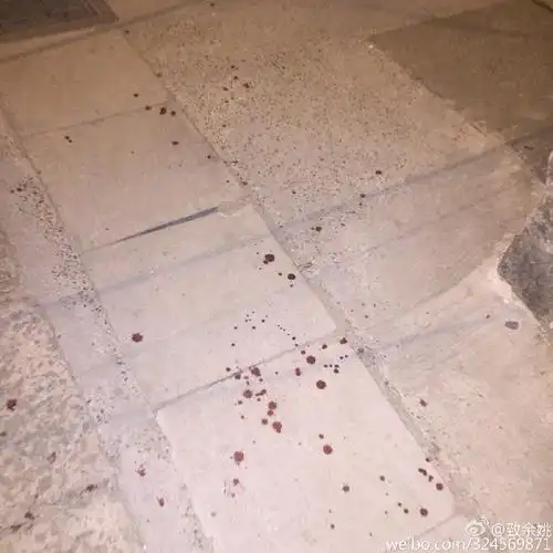 余姚一小巷内两男一女激烈打斗 滴血百米 因情而起