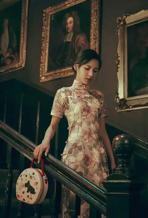 双丸子头搭配黑色旗袍,张予曦的身材真有料,前凸后翘气质十足_女性