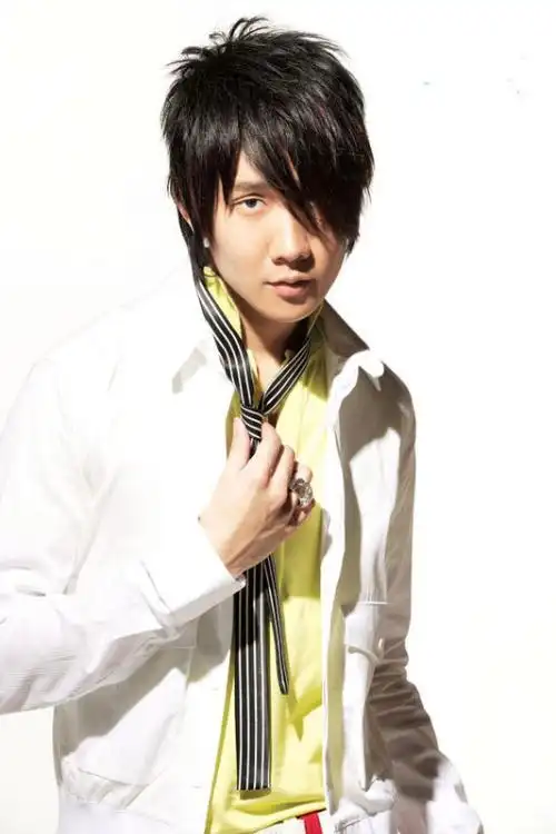 求几个林俊杰发型图片