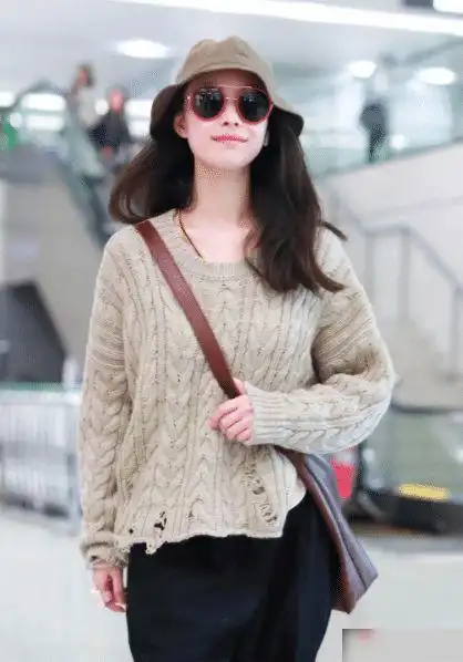 倪妮的毛衣穿几年了都破了好几个洞难道这就是土到极致便是潮