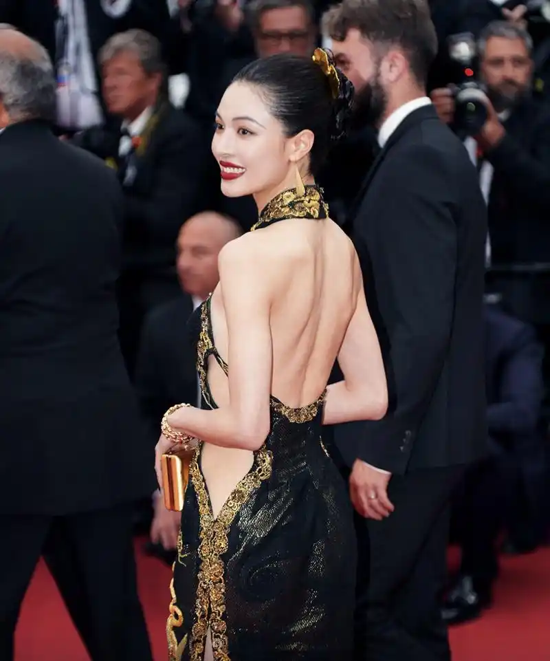 钟楚曦戛纳红毯上的东方美人# 钟楚曦首次出席戛纳红毯,一身黑金刺绣