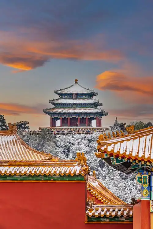 景山万春亭与故宫宫殿红墙雪景图片下载