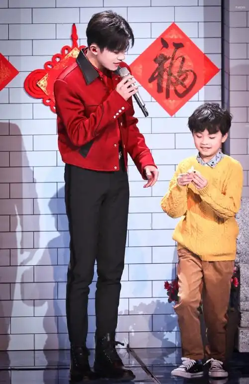 易烊千玺超话2021 /0211 /210211央视春晚好烂漫的一位#易烊千玺电影