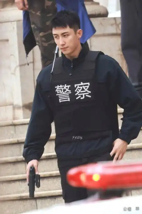 黄景瑜被真警官叫"警官",真假之间的微妙界线