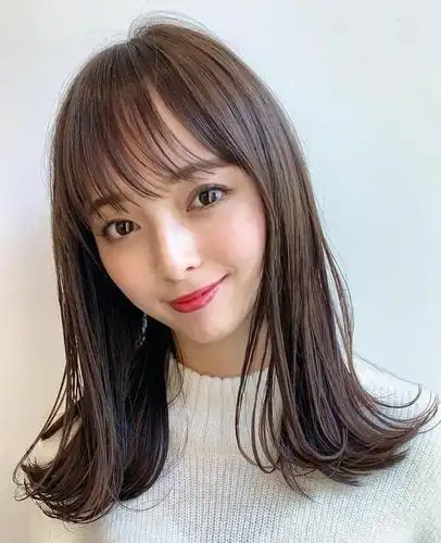 刘海减龄又百搭,春季最流行的造型,时尚还显气质