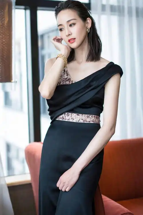 张钧甯早年出席活动,身穿黑色吊带礼服,满满的都是成熟女人气息
